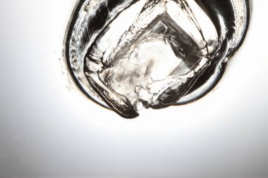 Su bardağındaki buzun yakın plan görüntüsü.