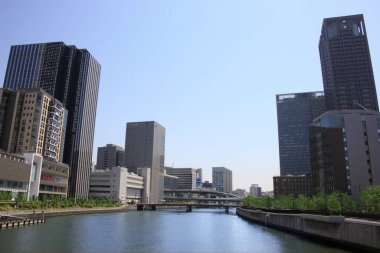 Gökdelenleri ve nehri olan şehir manzarası