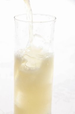 Taze bir içeceği büyük bardağa doldurur.