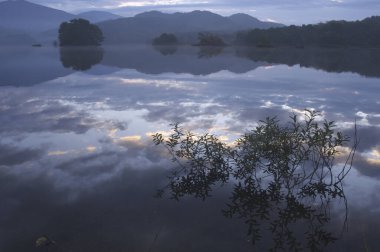 Dağlarda gölü olan güzel bir manzara.