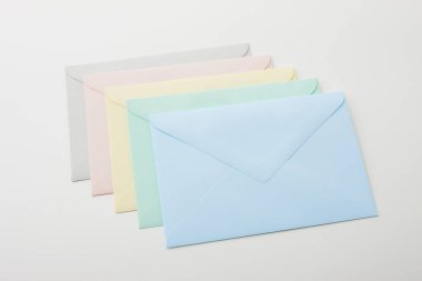 Beyaz arka plan üzerinde izole zarflar