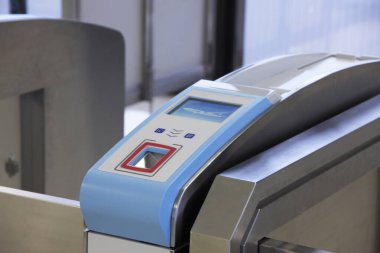 Metrodaki bilet makinesini kontrol et. 