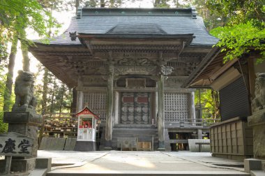 Bahçedeki geleneksel Japon tapınağı manzarası.