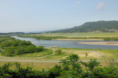 Nehir ve yeşil bitki örtüsüyle güzel manzaranın havadan görünüşü 