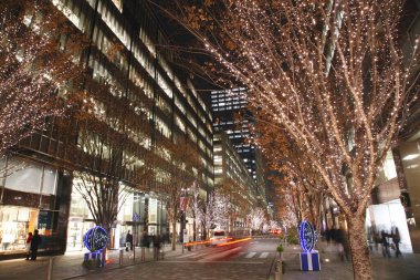 Güzel gece manzaralı modern şehir ışıkları, şenlikli konsept 