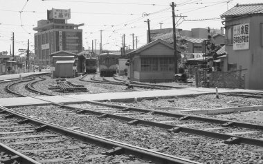 Trenlerin siyah beyaz fotoğrafı istasyona ulaştı.