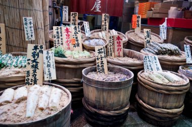 Tahta fıçılarda çeşitli sebzeler sergileniyor.