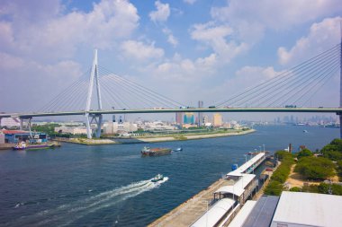 Japon inşaat stilleri, güneşli arazide ufka doğru genişliyor..