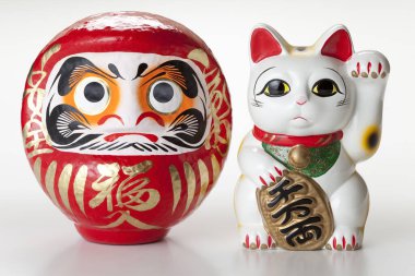 Daruma bebeği ve şanslı kedi heykelciği
