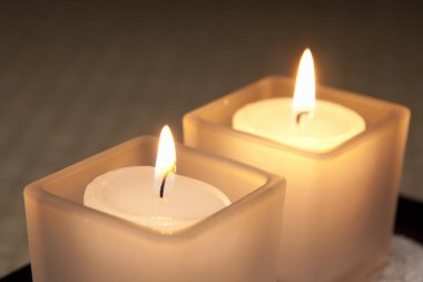 Masada yanan beyaz mumları kapatın. 