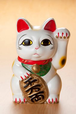 Maneki neko şanslı kedi arka planda, kapat