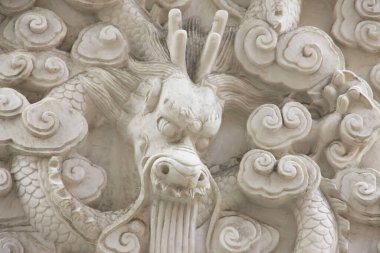 Çin tapınağındaki ejderha heykeli.