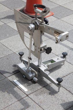 Sarkaç direnç testi, yüzeylerin kayma direncini ölçmek için kullanılır.