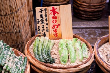 Tahta sepetlerde sergilenen taze sebzeler.