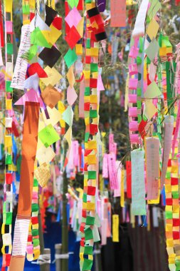Tanabata ya da yıldız festivali sırasında asılı duran kağıt şeritleri üzerindeki dekorasyon ve dilekler