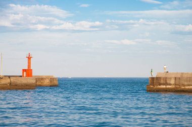 Küçük bir limandaki eski deniz feneri 