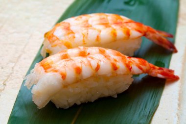 Arka planda lezzetli Japon suşisi, yakın plan.