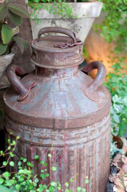 Dışarıdaki paslı metal bir konteynırı kapatın.