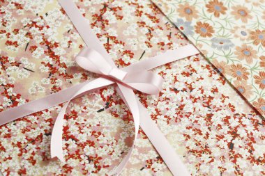  Hediyenin üzerinde kurdele var. tatil arkaplanı