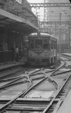 Japon Demiryollarının Gündüz Siyah ve Beyaz Çekimi