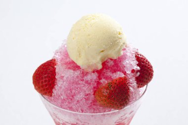 Bir bardak çilekli dondurma. 
