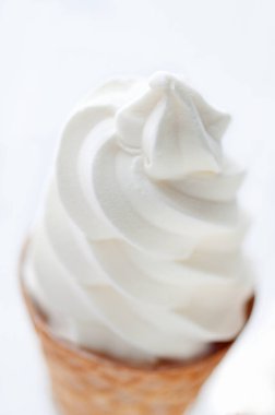 Beyaz arka planda waffle külahlı lezzetli dondurmanın yakın plan görüntüsü   