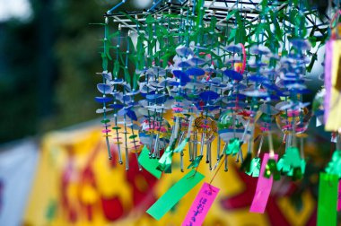 Renkli Japon sokak dekorasyonları. Yakın çekim.