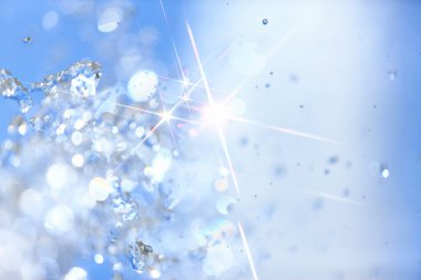 Çeşme suyu gökyüzü arkaplanına sıçrar