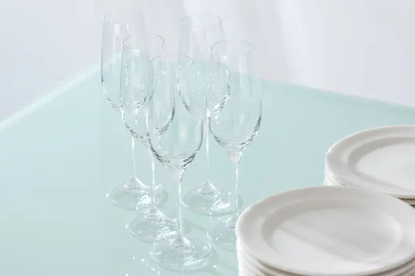 Bicchieri Piatti Puliti Sul Tavolo — Foto Stock
