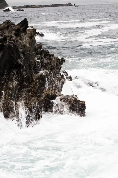 Морские Волны Разбиваются Скалы — стоковое фото
