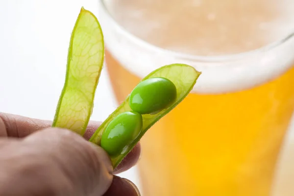 Bier Glas Mit Frischem Grünen Bier Auf Weißem Hintergrund — Stockfoto