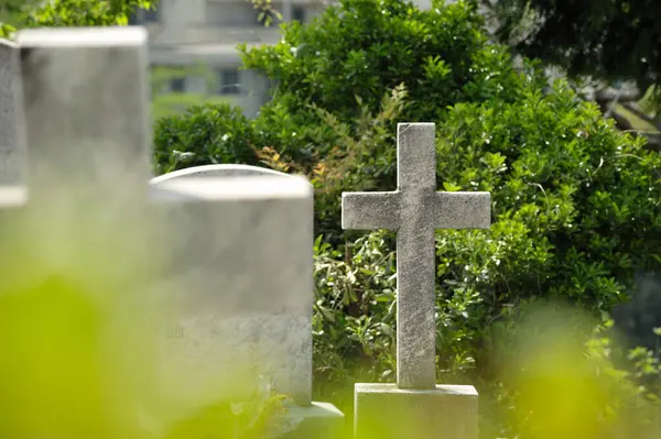 Croce Pietra Sulla Tomba Nel Cimitero — Foto Stock