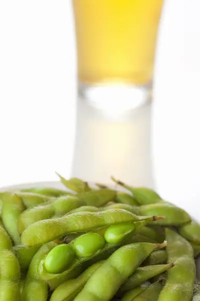 白いマグカップの緑の豆と豆 — ストック写真