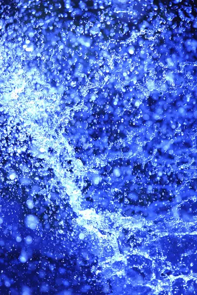 Wasser Plätschert Vor Blauem Hintergrund — Stockfoto
