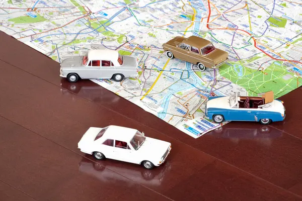 Haritada Bir Sürü Oyuncak Araba — Stok fotoğraf