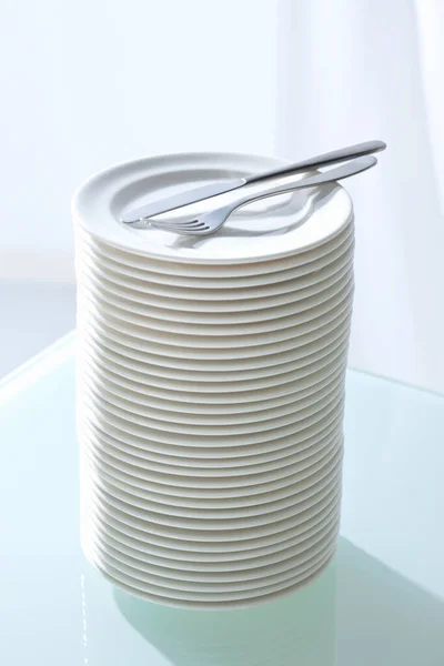 Καθαρά Λευκά Πιάτα Και Μαχαιροπήρουνα Στο Τραπέζι — Φωτογραφία Αρχείου