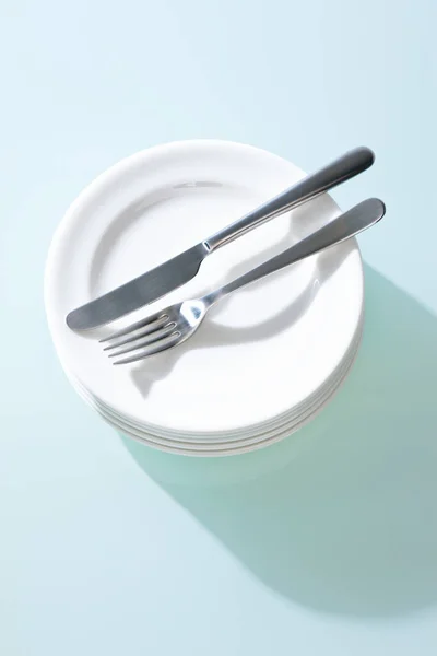 テーブルの背景の白い版 フォークおよびナイフ — ストック写真