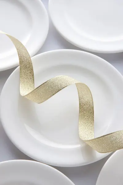 Weihnachtliche Tischdekoration Mit Goldener Schleife Und Tellern — Stockfoto