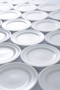 Beyaz arkaplanda beyaz plakaların kapatılması 