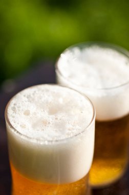 Bulanık arka planda taze bira bardakları, yakın plan.