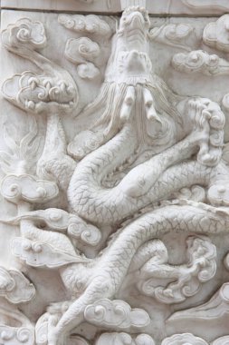 Çin tapınağındaki ejderha heykeli.