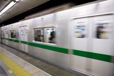 Tokyo tren istasyonunda metro treni