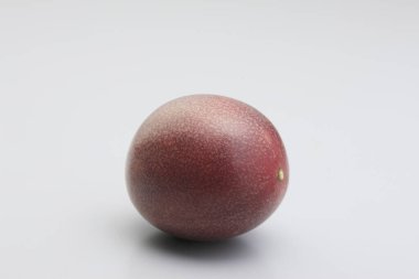 Beyaz arka plan üzerinde izole kırmızı olgun Erik