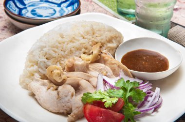 Domuz eti, sebze ve soslu pilav.