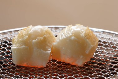 Izgaradaki lezzetli pirinç keki manzarasını kapat.