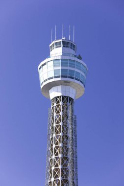 Modern gözlem kulesi açık mavi gökyüzüne karşı yükseliyor