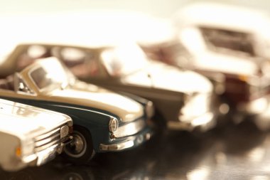 Masadaki oyuncak arabalar.