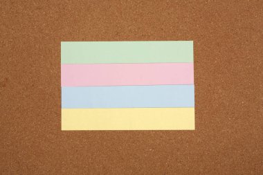 Ahşap arkaplandaki girdiler için renkli etiketler