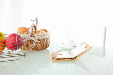 Hasır ekmek sepetinin yanında taze meyve sepeti