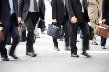 Sokakta yürüyen iş adamları, hareket bulanıklığı.